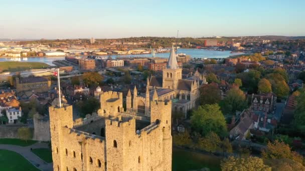 Aerial Forward Backwards Footage Historical Part Rochester Kent Viewing Castle — Vídeos de Stock