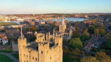 Gün batımında tarihi Rochester. Kent, İngiltere 'deki Rochester' ın tarihi bölümünün havadan ileri ve geri görüntüleri.