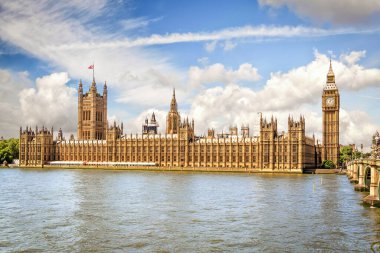 Güneşli bir günde Thames Nehri 'nden Londra' daki Westminster Sarayı 'na