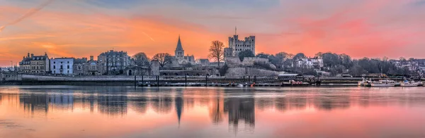 Şafak Vakti Rochester Ortaçağ Yapıları Gün Doğumu Nehir Üzerindeki Yansımaları — Stok fotoğraf