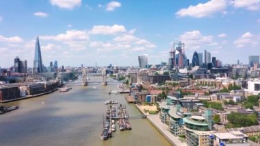Güneşli bir günde Londra ve Thames nehrinin manzarası. Güneşli bir günde Tower Köprüsü, Çömlek ve Londra 'nın havadan çekilmiş görüntüleri..