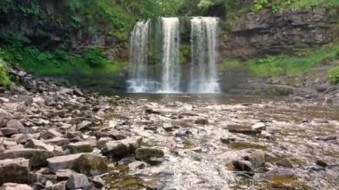Çavuş Yr Eira Şelalesi. Brecon Beacons Ulusal Parkı 'ndaki Eira Şelalesi' nin havadan ileri ve üst görüntüsü..