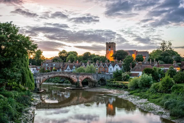 川を渡って中世の橋とアイルズフォードの村の夕景メドウェイ — ストック写真