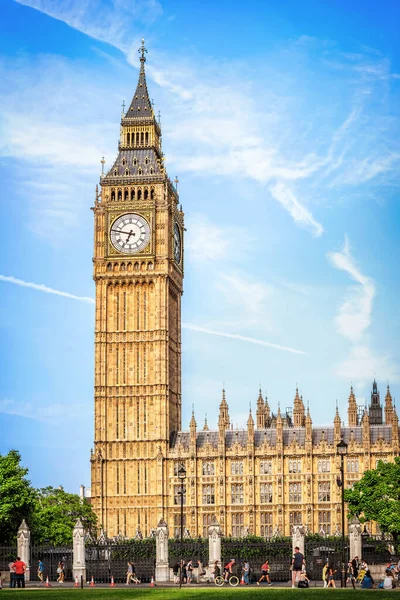 伦敦的大本钟伊丽莎白塔 90米高的钟楼是伦敦的传统象征 — 图库照片