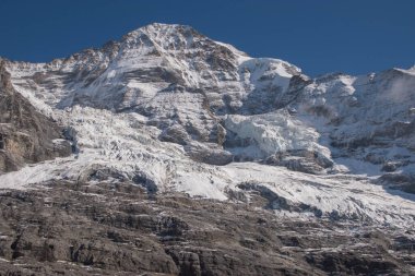 İsviçre 'de karla kaplı dağlar. Jungfrau bölgesinde çekildi, Grindelwald, İsviçre
