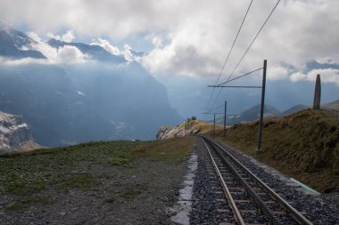 Grindelwald ve Jungfrau bölgesi popüler bir yürüyüş merkezidir.