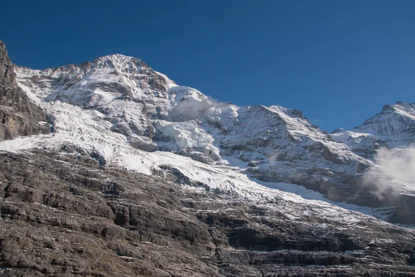 İsviçre 'de karla kaplı dağlar. Jungfrau bölgesinde çekildi, Grindelwald, İsviçre