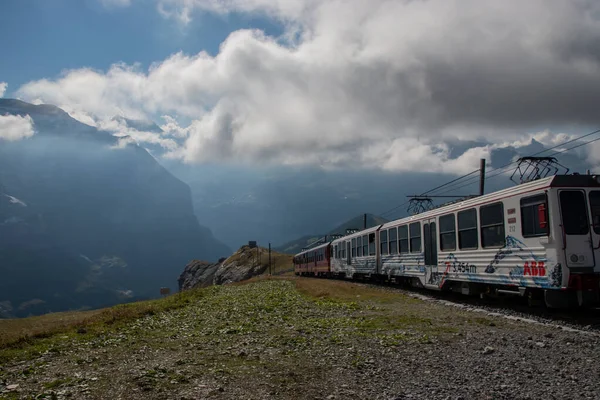 스위스 철도가 스위스 그라인델 발트에서 2022 — 스톡 사진