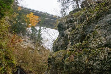 Teufelsschlucht ve arka planda bir karayolu köprüsü