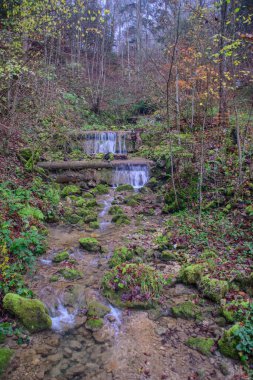 Teufelsschlucht. Hagendorf 'ta renkli sonbaharda popüler yürüyüş rotası