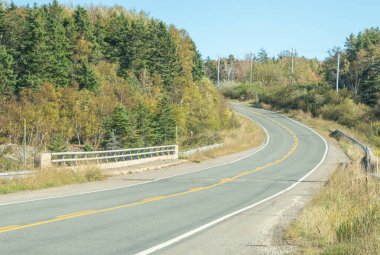 Cabot Patikası, Breton Burnu ve Breton Highlands Ulusal Parkı boyunca adanın kuzey ucunda bulunan 298 km (185 mi) lik bir döngü.