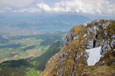 Thun ve Interlaken yakınlarındaki Thun gölünün panoramik manzarası