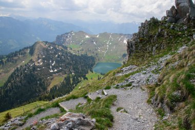 Thun ve Interlaken yakınlarındaki bir dağ gölünün panoramik görüntüsü