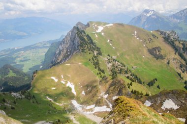 Thun ve Interlaken yakınlarındaki Thun gölünün panoramik manzarası.