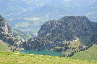 Thun ve Interlaken yakınlarındaki bir dağ gölünün panoramik görüntüsü