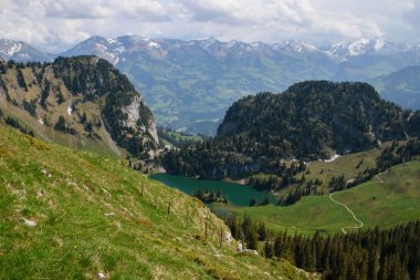 Thun ve Interlaken yakınlarındaki bir dağ gölünün panoramik görüntüsü