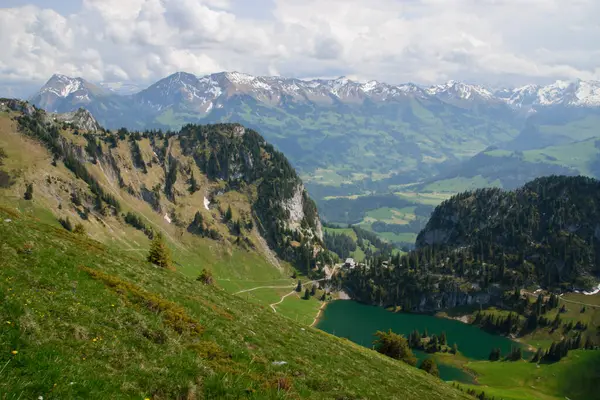 Pemandangan Panorama Dari Sebuah Danau Pegunungan Dekat Thun Dan Interlaken — Stok Foto
