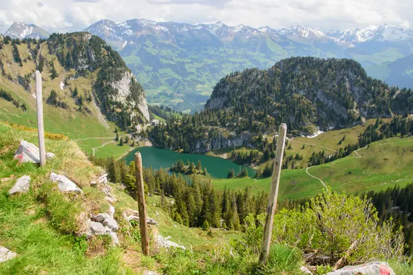 Pemandangan Panorama Dari Sebuah Danau Pegunungan Dekat Thun Dan Interlaken — Stok Foto