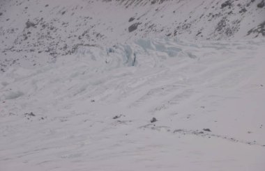 İsviçre 'deki Zermatt kayak merkezindeki karla kaplı buzullar ve dağlarla kaplı tepeler