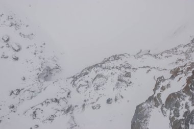 İsviçre 'deki Zermatt kayak merkezindeki karla kaplı dağ zirveleri