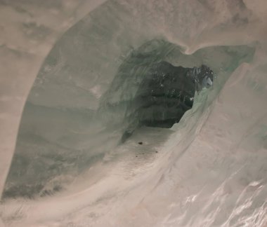 İsviçre 'deki Zermatt kayak merkezindeki karla kaplı buzullar ve buzullar.