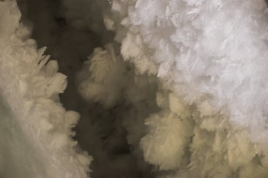 İsviçre 'deki Zermatt kayak merkezindeki karla kaplı buzullar ve buzullar.