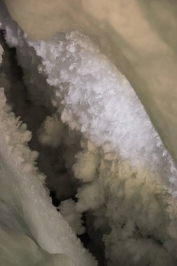 İsviçre 'deki Zermatt kayak merkezindeki karla kaplı buzullar ve buzullar.