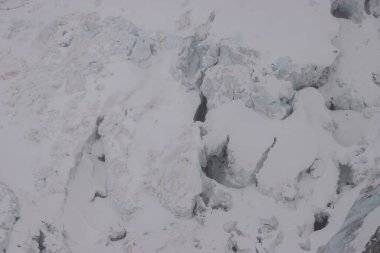 İsviçre 'deki Zermatt kayak merkezindeki karla kaplı buzullar ve dağlarla kaplı tepeler