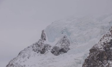 İsviçre 'deki Zermatt kayak merkezindeki karla kaplı buzullar ve dağlarla kaplı tepeler