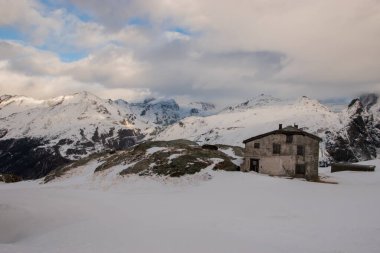 İsviçre 'deki Zermatt kayak merkezindeki karla kaplı dağ zirveleri. Zermatt, İsviçre 'de çekilmiş. 04.2023