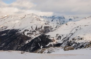 İsviçre 'deki Zermatt kayak merkezindeki karla kaplı dağ zirveleri