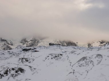 İsviçre 'deki Zermatt kayak merkezindeki karla kaplı dağ zirveleri