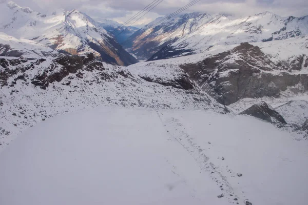 スイスのツェルマットスキーリゾートで雪に覆われた山頂 — ストック写真