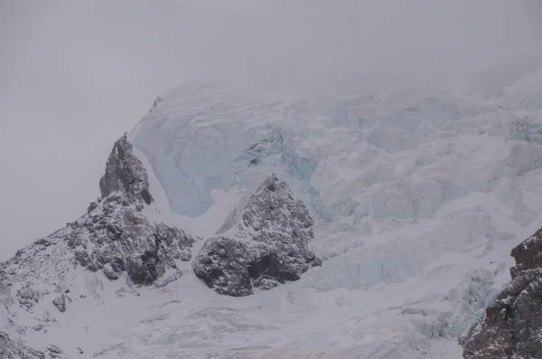 瑞士Zermatt滑雪胜地白雪覆盖的冰川和白雪覆盖的山峰 — 图库照片