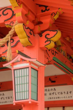 Japon fenerleri genellikle bambu veya ahşap ile çerçevelenmiş kağıt, ipek veya metal gibi malzemelerden yapılan geleneksel aydınlatma cihazlarıdır. Hem kapalı hem de açık hava dekorasyonu için kullanılıyorlar, çeşitli ortamlarda sıcak ve çevresel bir parlaklık yaratıyorlar.