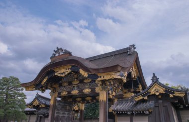 Kyoto 'daki Nijo Şatosu, nefes kesici mimarisi, bahçeleri ve zengin tarihi önemiyle tanınan UNESCO Dünya Mirası sitesidir. Japonya 'da çekildi, Kyoto, 04.2024 