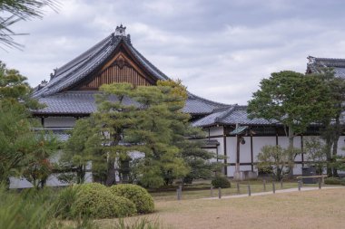 Kyoto 'daki Nijo Şatosu, nefes kesici mimarisi, bahçeleri ve zengin tarihi önemiyle tanınan UNESCO Dünya Mirası sitesidir. Japonya 'da çekildi, Kyoto, 04.2024 