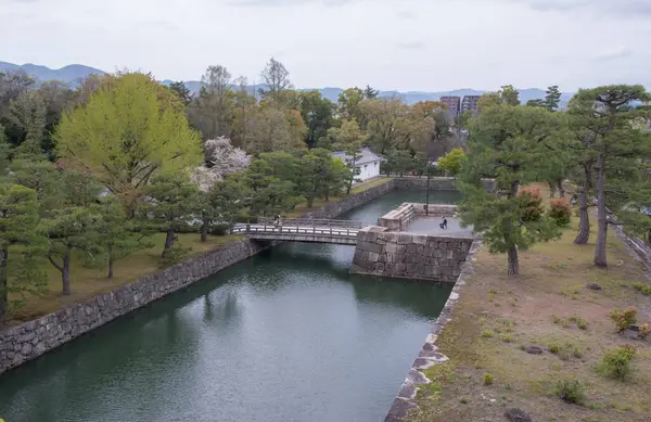 Kyoto 'daki Nijo Şatosu, nefes kesici mimarisi, bahçeleri ve zengin tarihi önemiyle tanınan UNESCO Dünya Mirası sitesidir. Japonya 'da çekildi, Kyoto, 04.2024 