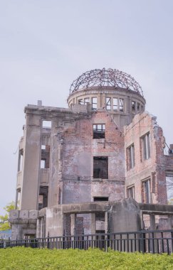 Hiroşima 'daki Genbaku Kubbesi, atom bombasının 2. Dünya Savaşı sırasındaki yıkıcı etkisini hatırlatan güçlü bir şey. Japonya 'da çekildi, Hiroşima, 04.2024