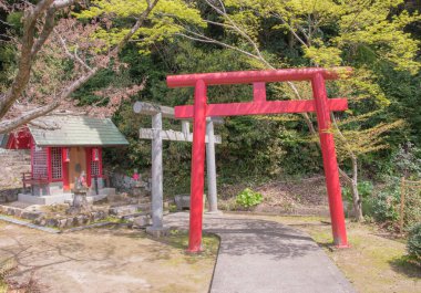 Bir torii kapısı, Shinto tapınaklarının girişini simgeler. Normalden kutsala geçişi sembolize eder. Japonya 'da çekildi, Hiroşima, 10.04.2024