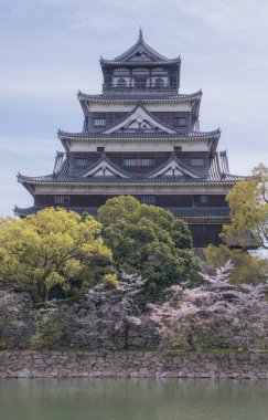İlk olarak 1589 yılında inşa edilen Hiroşima Kalesi, 1945 'te yok edilip yeniden inşa edilmeden önce bölgedeki siyasi gücün bir sembolü olarak hizmet verdi. Japonya 'da çekildi, Hiroşima, 10.04.2024
