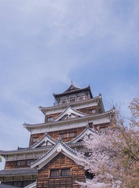 İlk olarak 1589 yılında inşa edilen Hiroşima Kalesi, 1945 'te yok edilip yeniden inşa edilmeden önce bölgedeki siyasi gücün bir sembolü olarak hizmet verdi. Japonya 'da çekildi, Hiroşima, 10.04.2024
