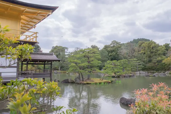 Kinkaku-ji (Altın Pavyon) ilk olarak 1397 yılında bir emeklilik villası olarak inşa edildi, şimdi Japonya 'nın en ikonik simgelerinden biri ve UNESCO' nun Dünya Mirası alanlarından biri. Japonya 'da çekildi, Kyoto, 11.04.2024