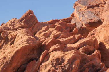 Namibya Çölü, binlerce yıldır doğal süreçler tarafından şekillendirilen dağınık kahverengi taşlara ve engebeli kaya oluşumlarına ev sahipliği yapar. Bu özellikler etrafındaki altın kumlarla keskin bir tezat oluşturarak kendine özgü bir çöl manzarası yaratır.