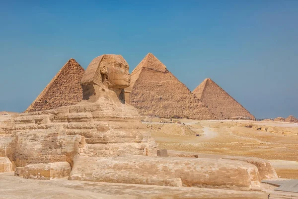 ギザのピラミッドとエジプトのスフィンクス — ストック写真