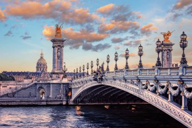 Alexandre III Köprüsü Paris 'te gün batımında