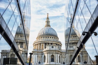 St. Paul Katedrali Londra şehrinden izlendi.