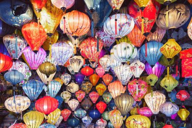 Çin yeni yılı için fener asıyorum.