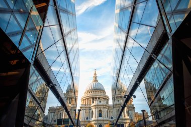 St. Paul Katedrali Londra şehrinden izlendi.