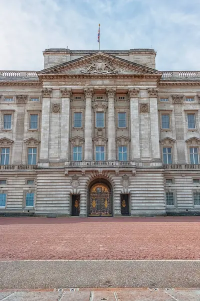 Buckinghamin Palatsin Julkisivu Lontoossa — kuvapankkivalokuva